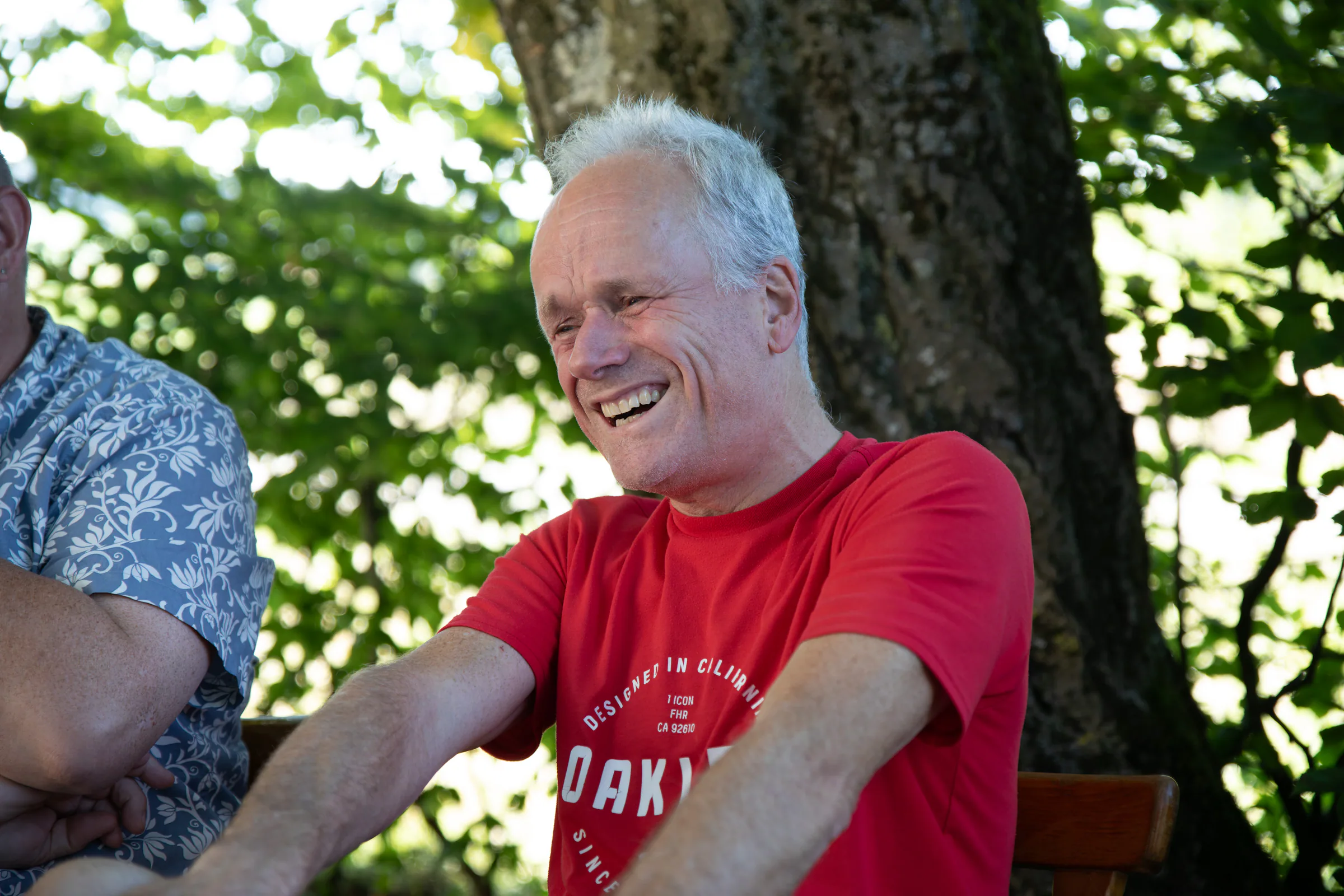 Klaus lachend unter einem Baum