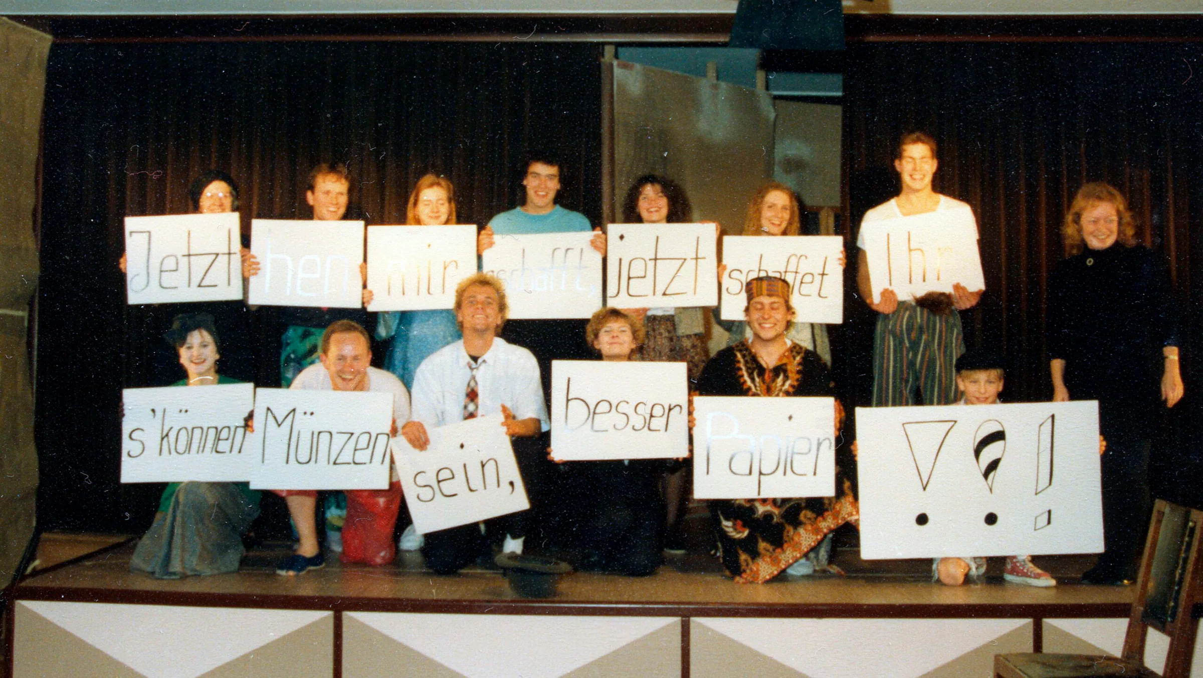 Historisches Ensemblebild aus Der gute Mensch von Sezuan